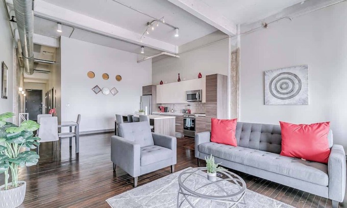 Downtown Dallas Apartment | Amyfinehouse| Breakfast+Valet+Steps to Attractions