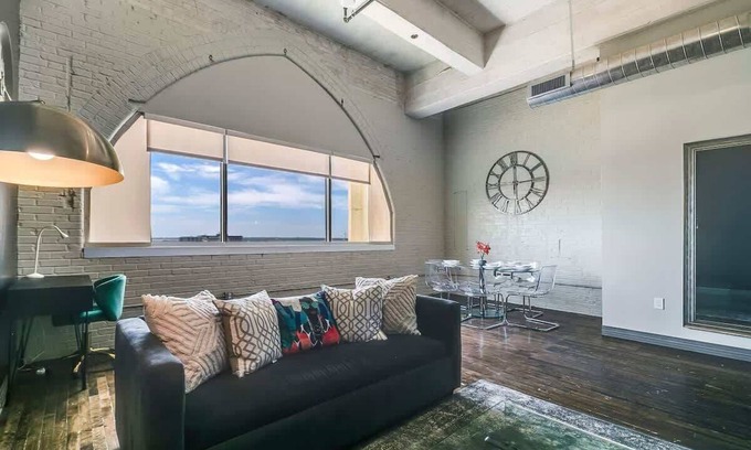 Downtown Dallas Apartment | Amyfinehouse | Breakfast +Valet+Downtown Views 2BR