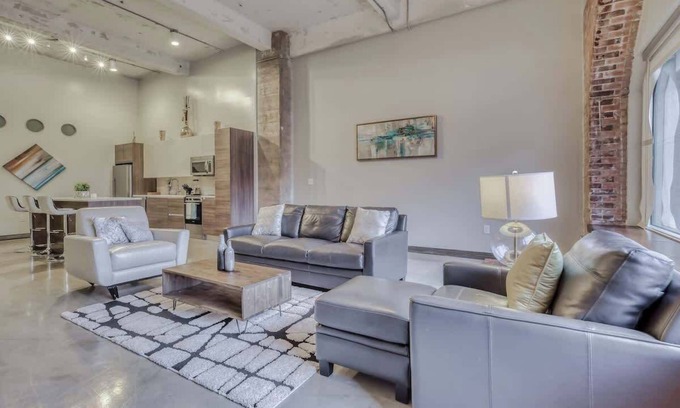 Downtown Dallas Apartment | Amyfinehouse | Free Breakfast for 8 Guests + Valet