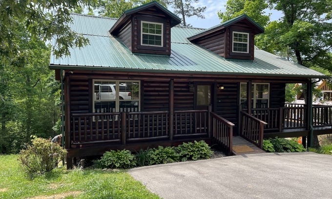 Gatlinburg - Pigeon Forge Cabin | An Absolutely Charming Cabin!