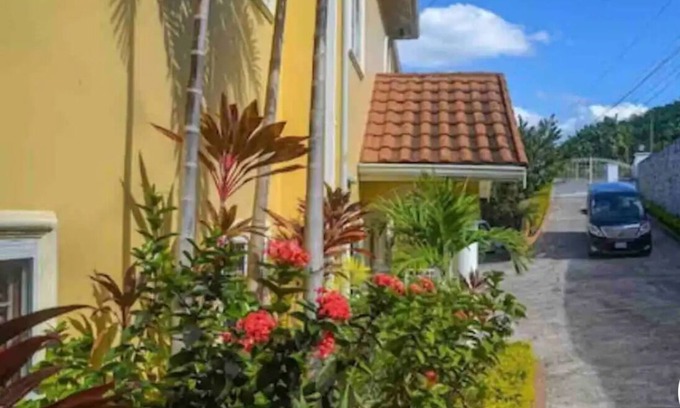 Reading House | An earthy, comfortable stay over looking the city. Close beaches, food, airport