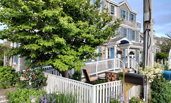 Dennis Port Bed & Breakfast | An English Garden Bed & Breakfast - King Room with Balcony
