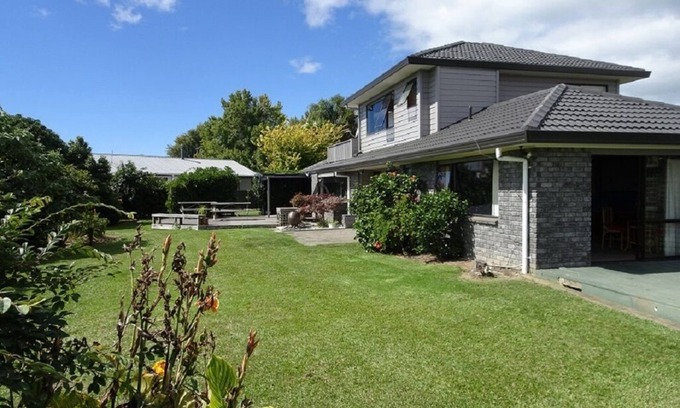 Whakatane House | An executive style home nestled in a quiet cul de sac .
