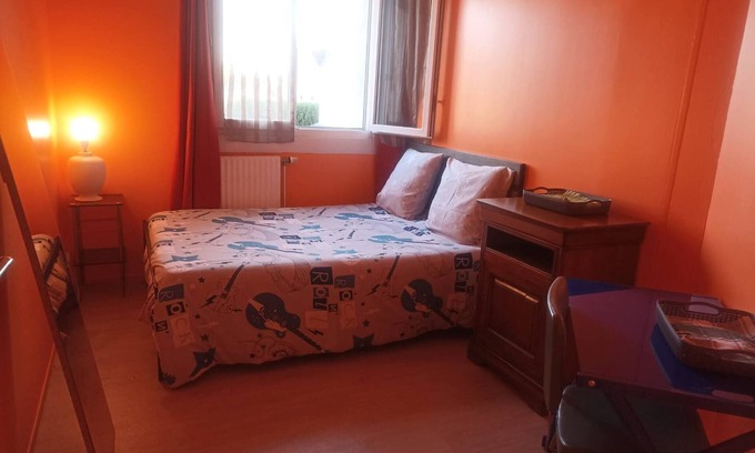 Bezons Apartment | An orange room number 2