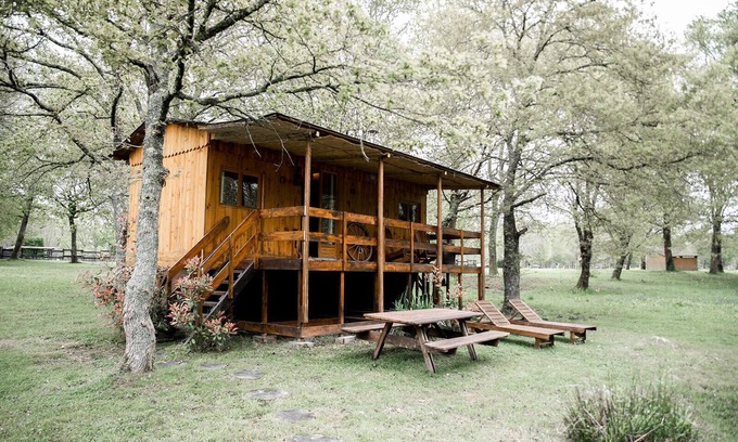 Saint-Paul-en-Born Ski Chalet | An unusual night in a cowboy's cabin on a western ranch