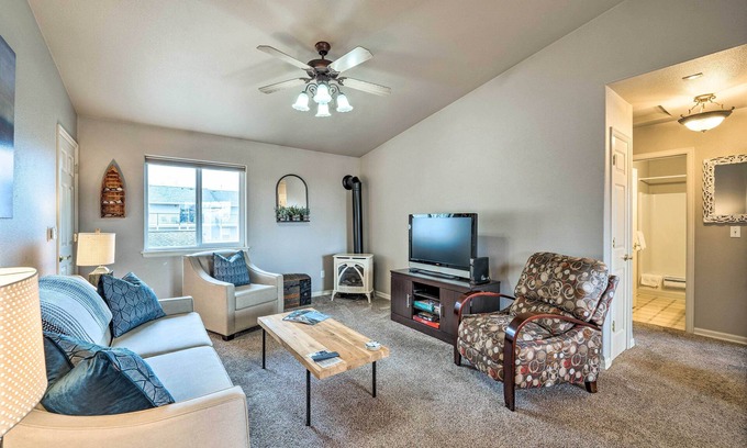 Anacortes Apartment | Anacortes Condo ~ 1 Mi to Marina & Fidalgo Bay!