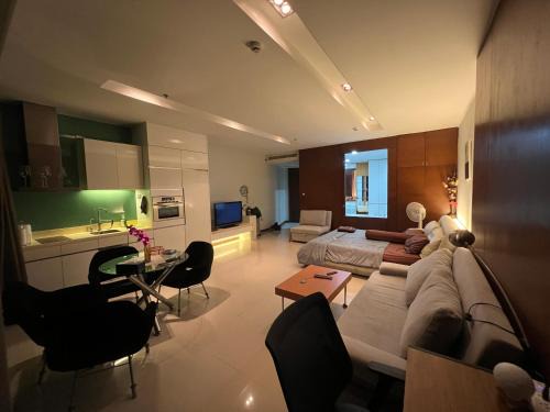 North Pattaya Apartment | Ananya Beachfront Wongamat Paradise