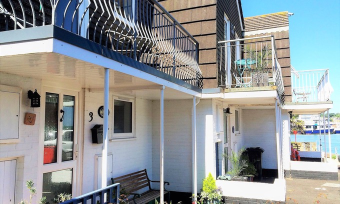 East Cowes Cottage | Anchor Cottage - a house that sleeps 4 guests in 2 bedrooms