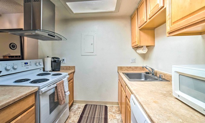 Russian Jack Park Apartment | Anchorage Escape w/Balcony ~ 4 Mi to Downtown!