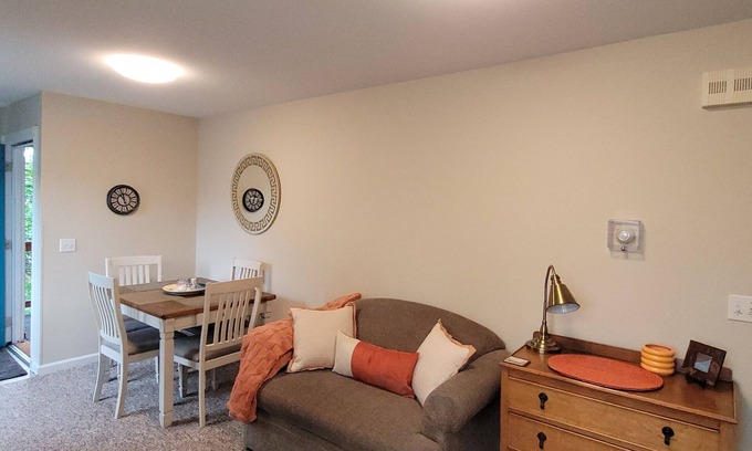Downtown Anchorage Condo | Anchorage furnished 2 bed suite w/Murphy bed/desk, laundry room & free parking.