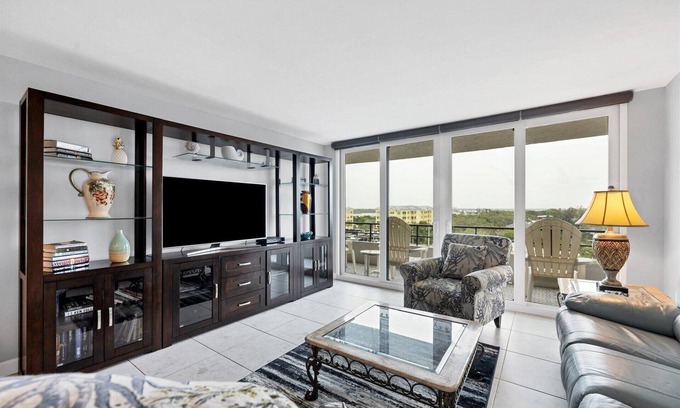 Siesta Key Condo | Anchorage Resort 8th floor condo in Siesta Key with private beach access, pool, boat dock!