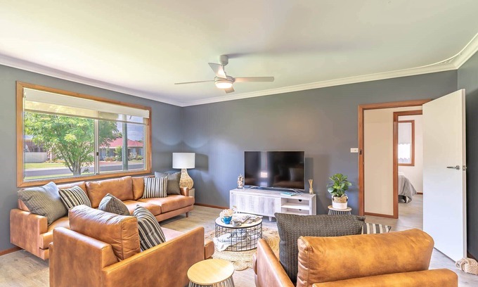 Geographe House | Anchors Away- Large secure backyard