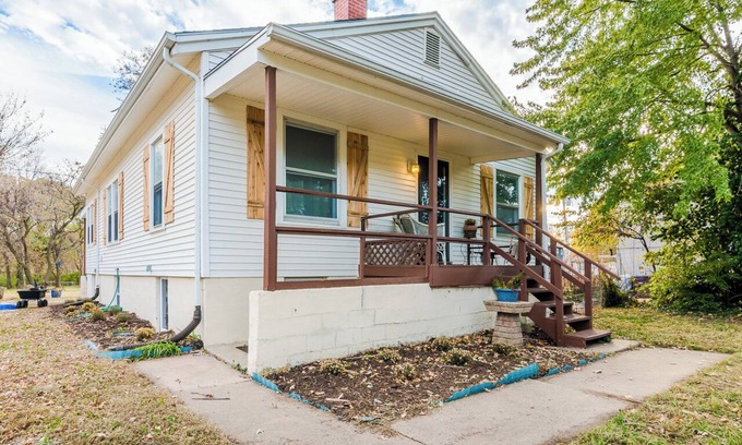 Manhattan House | Anderson Cottage: comfy 3 bedroom near stadium, winery, airport, & golf course!