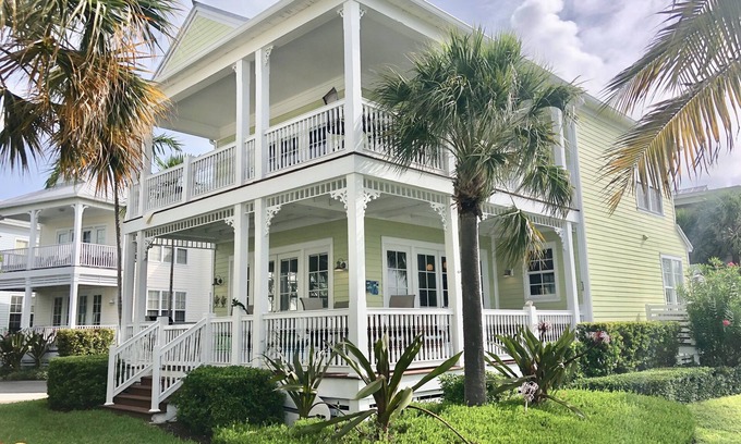 Islamorada House | Anglers Reef Direct Ocean, 4 bedroom, Dock, Comm Pool & Beach