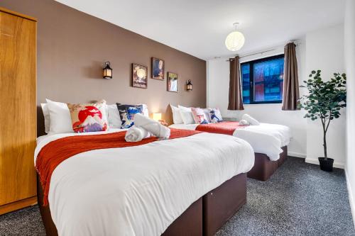 The Westside Apartment | Anime Courtyard in Central and Free Parking with Netflix