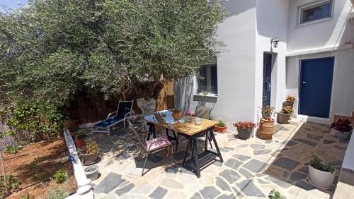 Anissaras House | Anissa Tiny Garden Loft