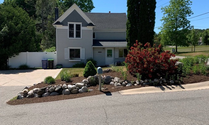 Harbor Springs Cottage | Ann Street Cottage. 10 minute walk to downtown and beaches