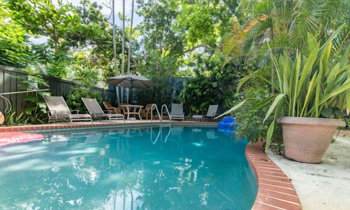 Historic Seaport House | Ann Street Gardens in Key West