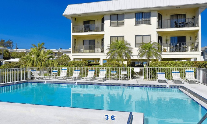 Bradenton Beach Condo | Anna Maria Island Beach View 208-Private Beach Access-Free WiFi-Heated Pool