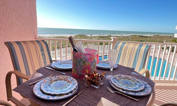 Bradenton Beach Condo | Anna Maria Island Club -18 - Direct beach front, pool, hot tub and miles of.