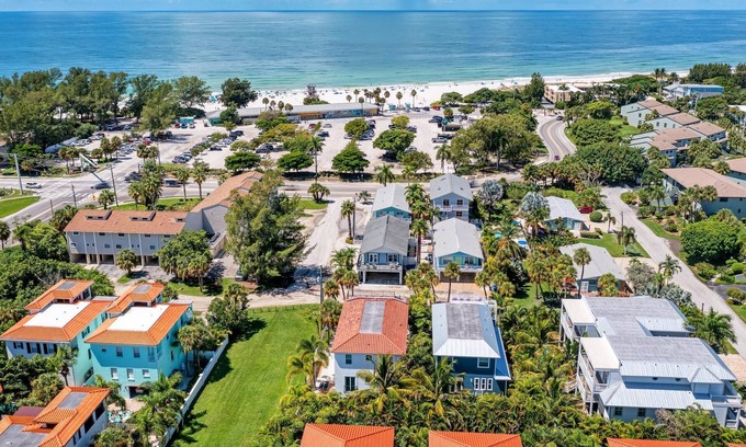 Holmes Beach Condo | Anna Maria Island Beach Paradise 5-Heated Pool-Free Wi-Fi-Linen Service