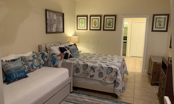 Bradenton Beach Condo | Anna Maria Sunsets - studio