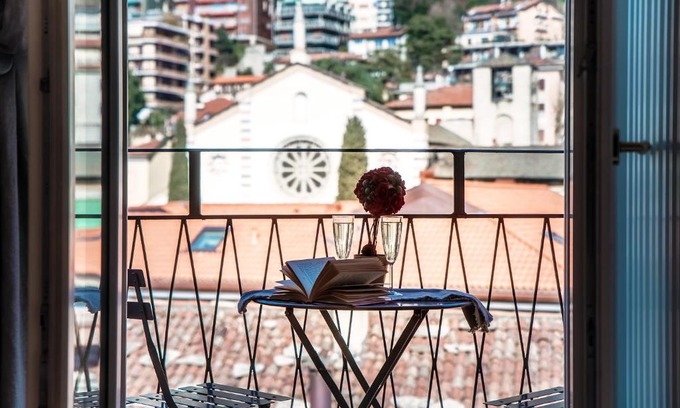 Como Apartment | [ANNA's HOME] super cozy flat, with a/c, high speed wifi, near the lake and public transport