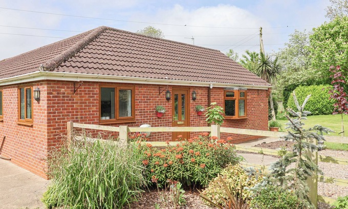 Winestead Cottage | ANNEXE, pet friendly, character holiday cottage in Burton Pidsea