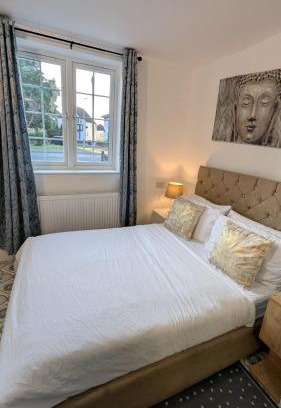 South Ruislip House | Annexe Studio private entrance, hallway and parking