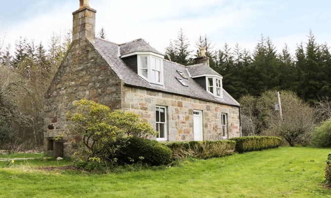Aberlour Cottage | ANNFIELD, pet friendly, character holiday cottage in Archiestown
