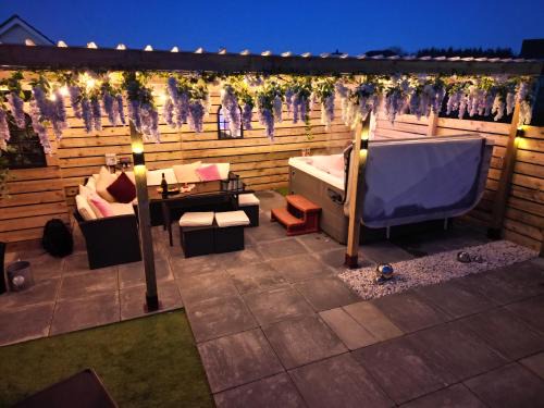 Lisnagunogue House | AnnieRose Cottage- Luxury 3bedroom Cottage with Hot Tub