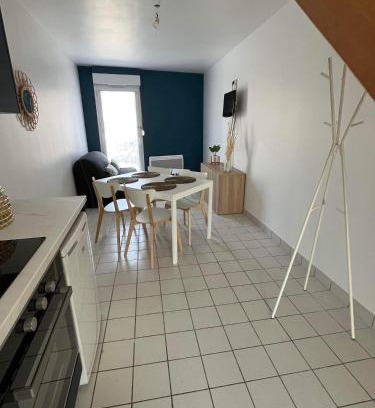 Ver-sur-Mer Apartment | Anselme, F2 duplex avec cour commune et proche de la mer ,2