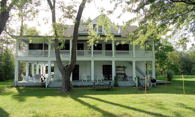 Fort Erie House | Antebellum Home up North - Enjoy this beautiful home!