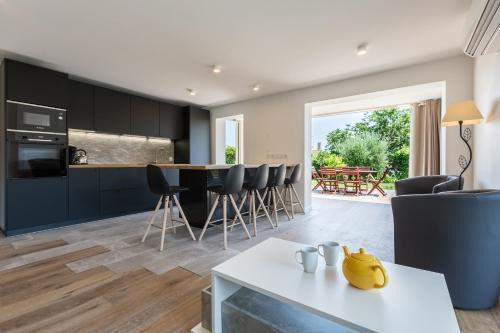 Plaine de la Brague Apartment | Antibes Rez de Jardin, grande terrasse dans résidence avec piscine