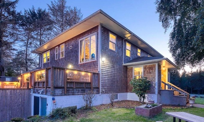 Seaview House | Antique, Pet Friendly, Theater, Hot Tub, Pool Table, Volleyball (Bloom)