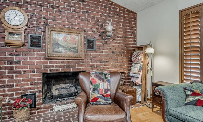 Midwest City House | Antique Retreat w/ Hot Tub - Step back in time and unwind / Sleeps 5+1
