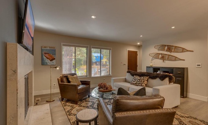Sunnyside House | Antler House- Quiet, Charming Cabin w Cozy Fireplace, Close to Skiing