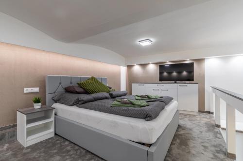 Palace District Apartment | Antonio Residence