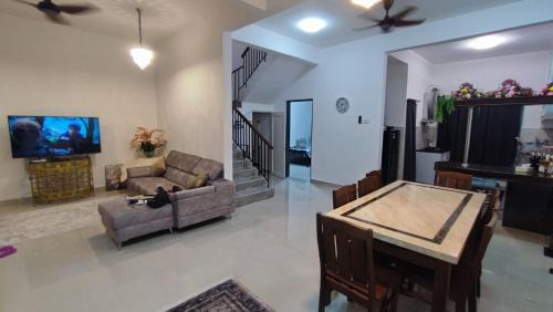 Kampung Kubang Parit House | Antsa Homestay