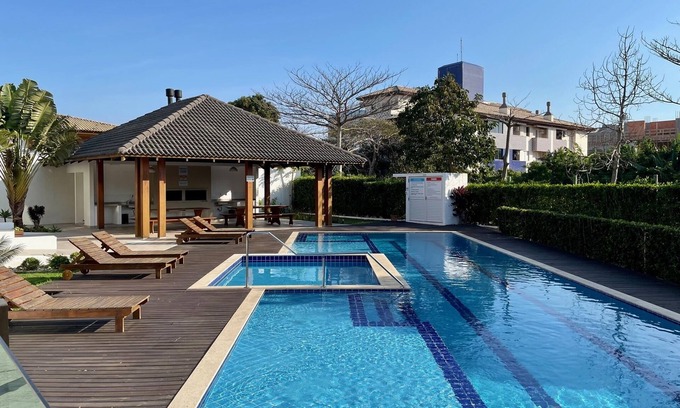 Ingleses Centro Apartment | Apenas 3 Minutos do Mar com Piscina Incrível