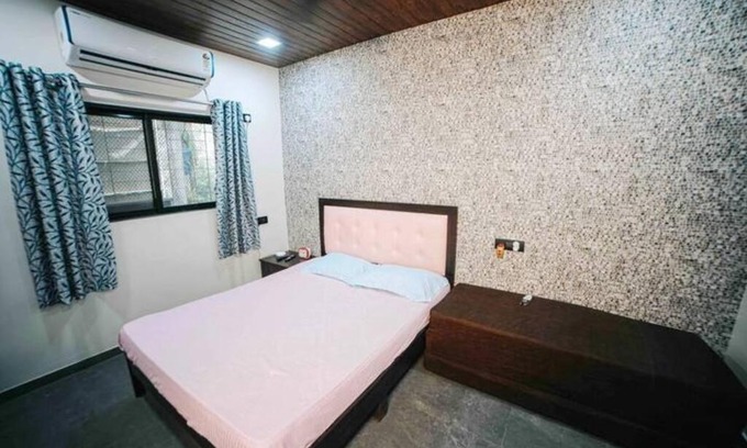 Andheri West Apartment | Ap3. Cozy AC Studio W/ Kitchenette Nr Kokilaben Hosp.