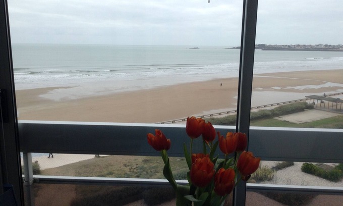 Saint-Gilles-Croix-de-Vie Apartment | APARTMENT FACING SEA - ST GILLES CROSS OF LIFE - DIRECT ACCESS BEACH ON FILLING