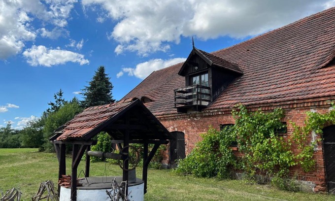 Szteklin Cabin | Apartament w Zabytkowej Stajni nad Jeziorem z Dostępem do Parku i Sąsiedztwem XIX wiecznego Dworku Modrzewiowego