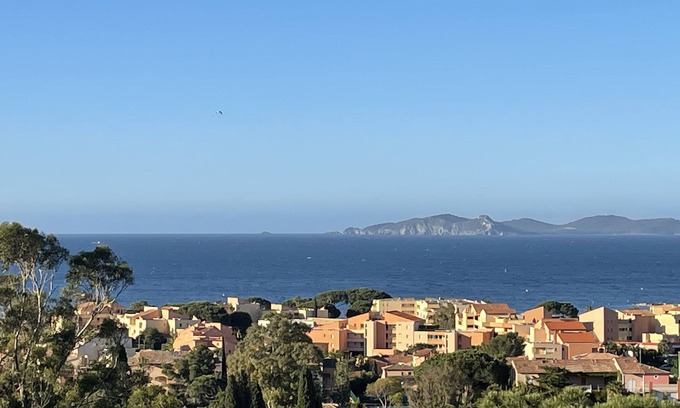 La Londe-les-Maures Apartment | Apartement with terrace and splendid sea view