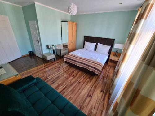 Katowice Apartment | ApartHotel Katowice - Deluxe Rooms with King Beds, City Center, Free Wifi!