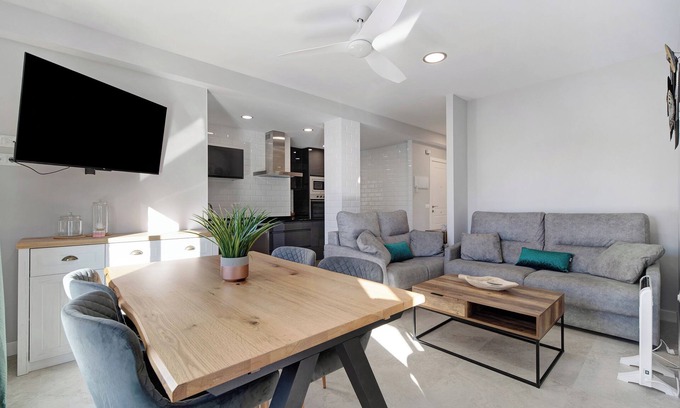 Valdelagrana Apartment | Apartment "Refugio del Mar" with Sea View, Shared Pool & Wi-Fi