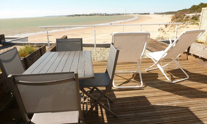 Saint-Georges-de-Didonne Apartment | APARTMENT "LE CARRELET" sleeps 4 facing ocean and beach St Georges De Didonne