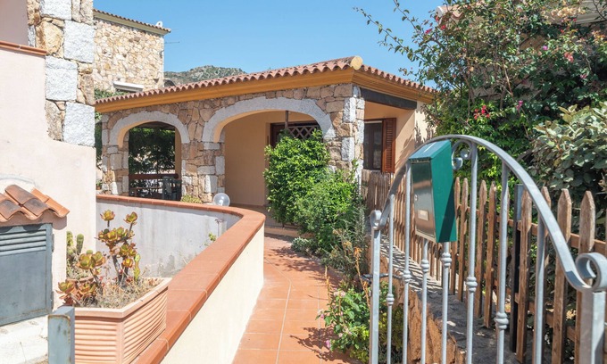 Case Peschiera-Lu Fraili Apartment | Apartment 'Ponza' with Private Terrace, Private Garden and Air Conditioning