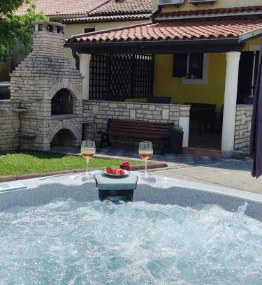 Rebici Apartment | Apartman Matija Rebići- Cozy getaway with jacuzzi & kid's playground