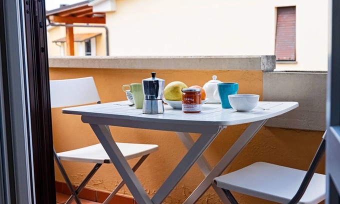 Torre del Lago Puccini Apartment | Apartment 'Raggio Di Sole' with Balcony and Wi-Fi
